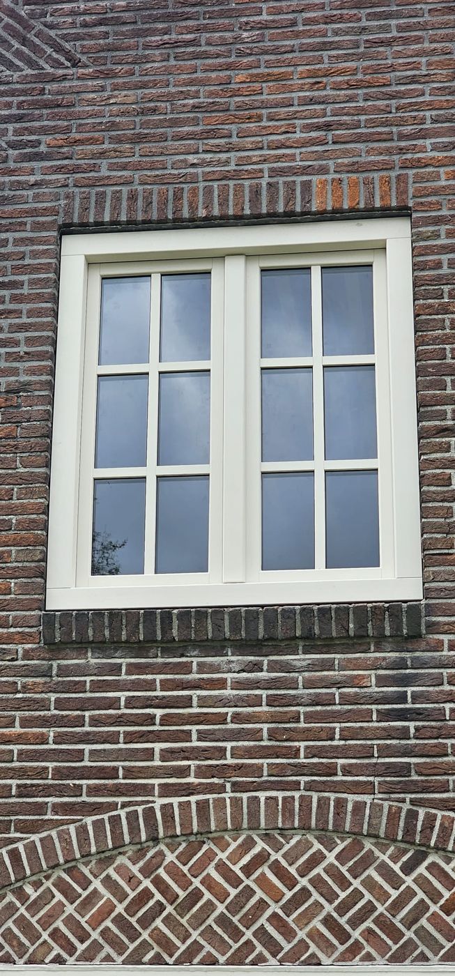 Detailfoto kozijn met roeden Uithuizermeeden – Design Kozijnen Groningen