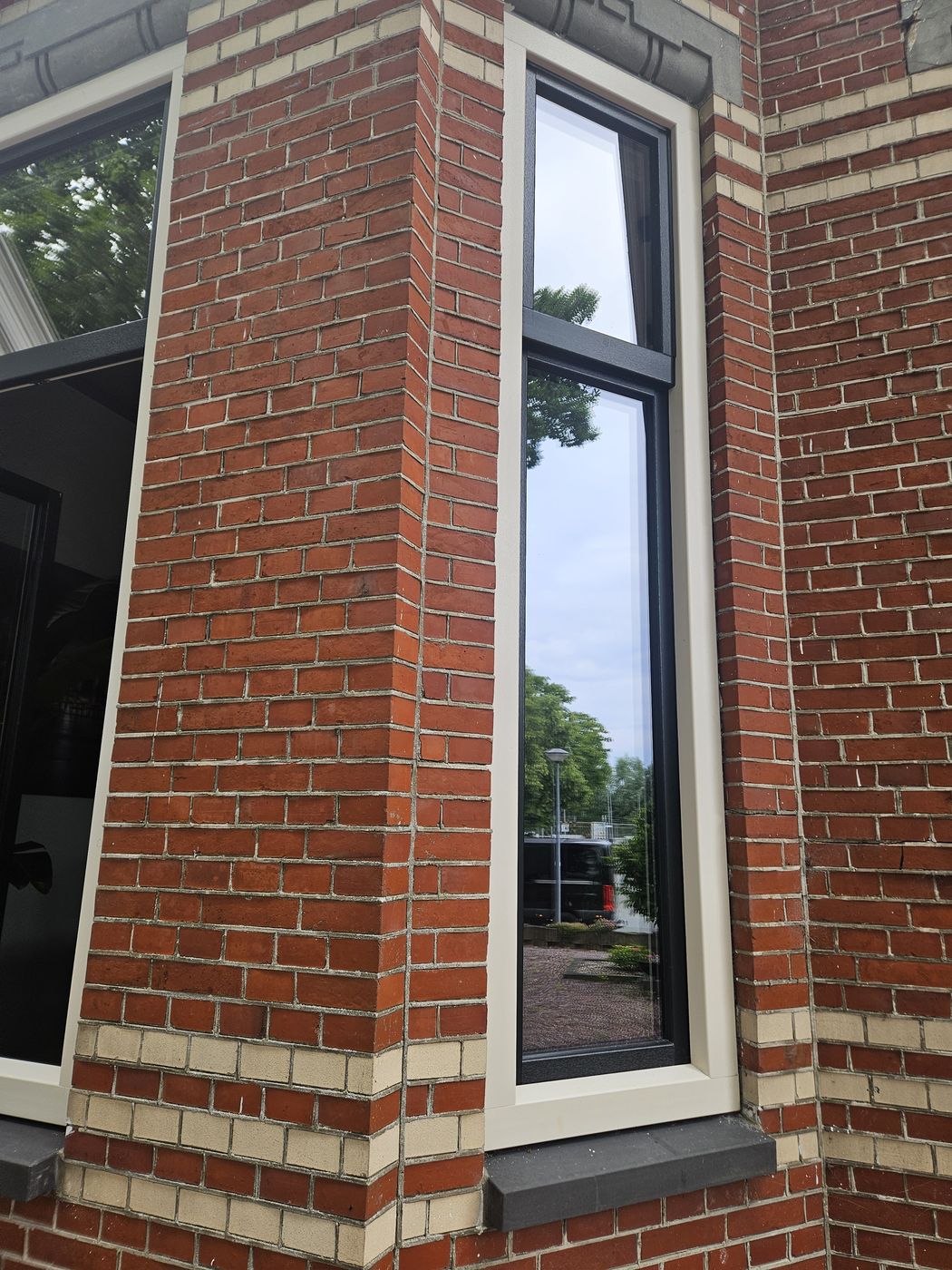 Smal kunststof kozijn karakteristieke woning Roodeschool – Design Kozijnen Groningen