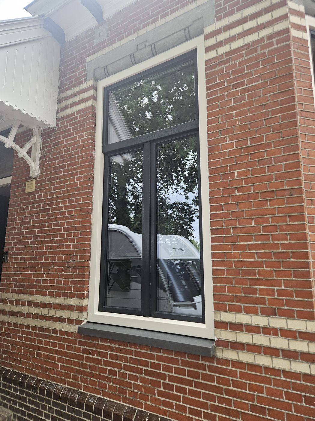 Antraciet kunststof kozijn karakteristieke woning Roodeschool – Design Kozijnen Groningen