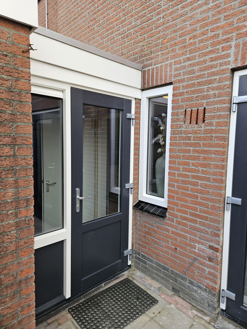 Antraciete achterdeur met zijlicht Uithuizermeeden – Design Kozijnen Groningen